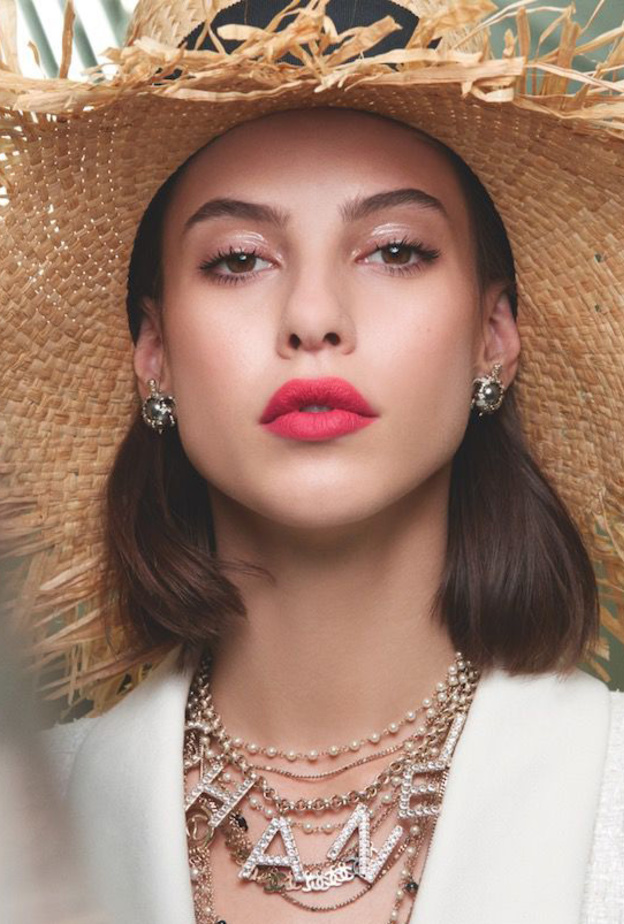 ألوان أحمر شفاه بنية من Moschino