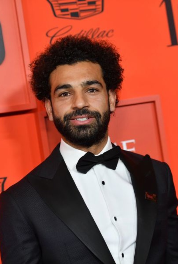 إطلالة محمد صلاح في حفل مجلة تايمز الأمريكية بالبدلة الرسمية السوداء وربطة العنق العريضة