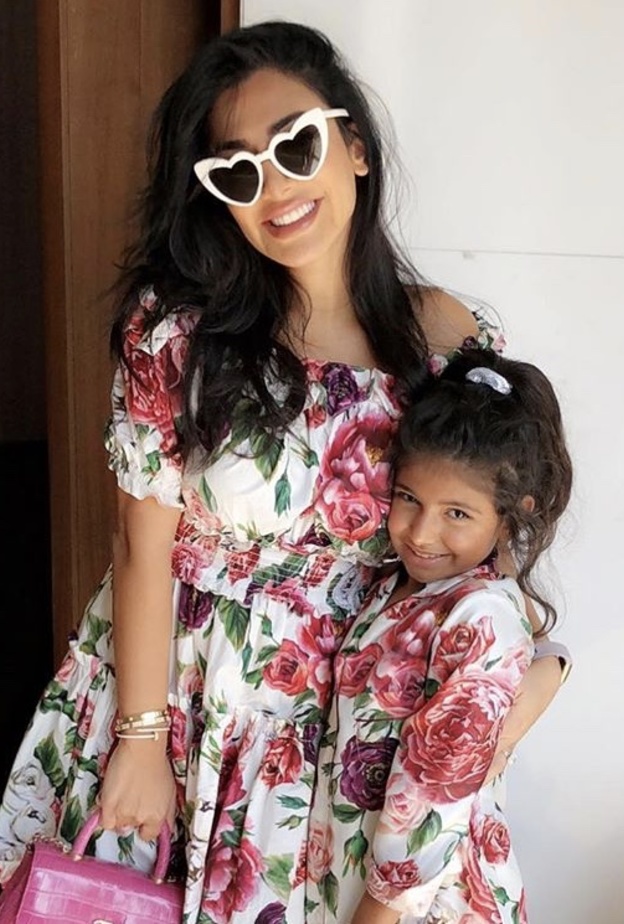  تنسيق اطلالة انثوية بفساتين موردة