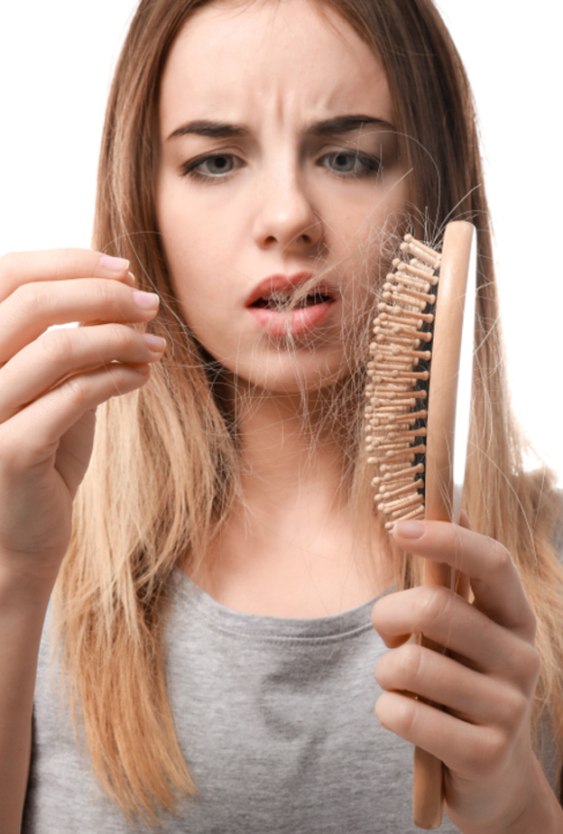 تعرفي على أسباب تساقط الشر عند النساء