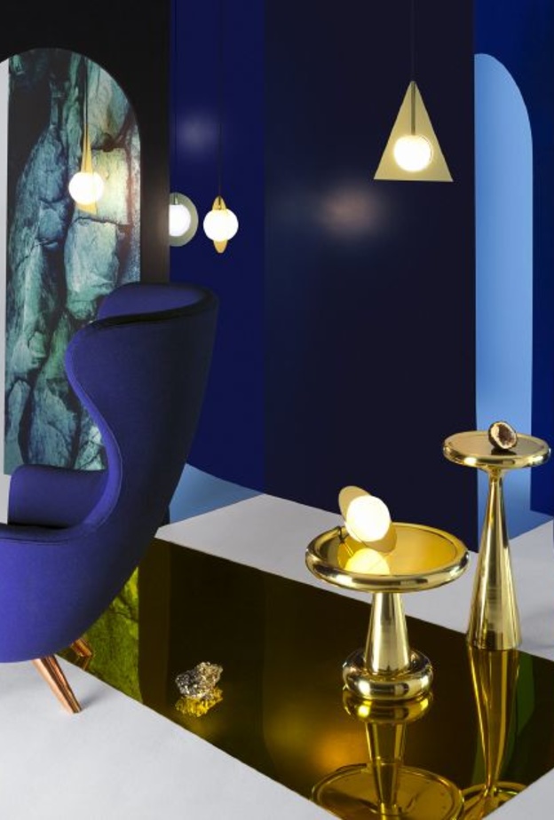 طاولات جذابة باللون الذهبي البراق