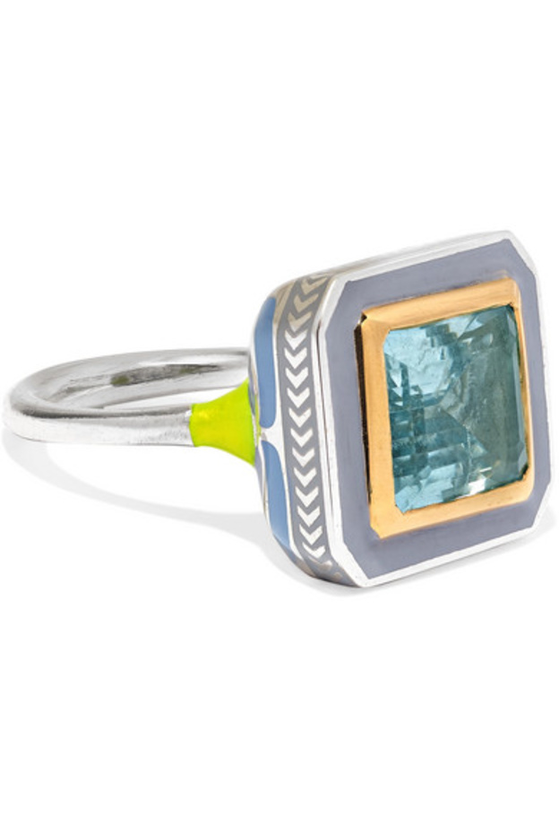 أقراط على شكل ورود مزينة بالمينا والألماس من Amrapali.