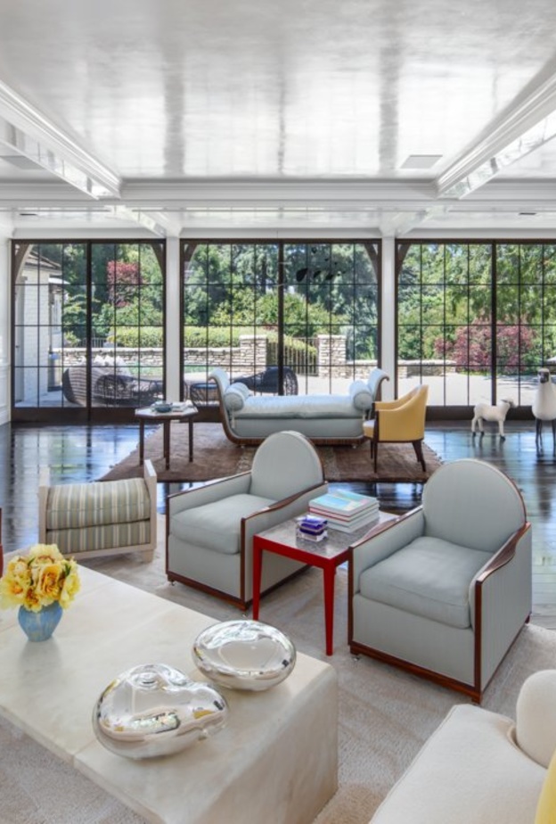 يوجد المنزل في منطقة بيفرلي هيلز وهي واحدة من أرقى المناطق السكنية في لوس أنجلوس