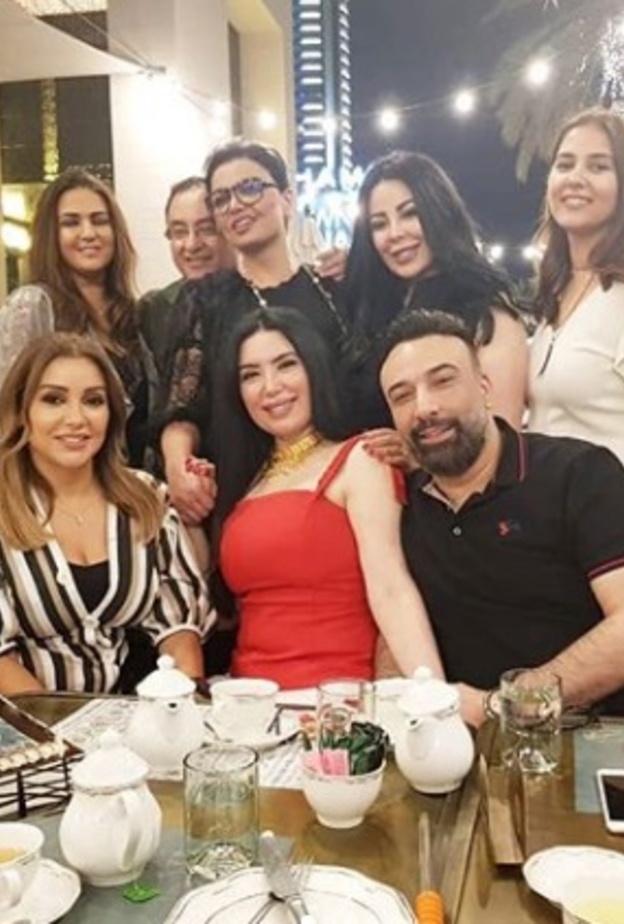 عبير صبرى وزوجها فى احتفال عيد الزواج