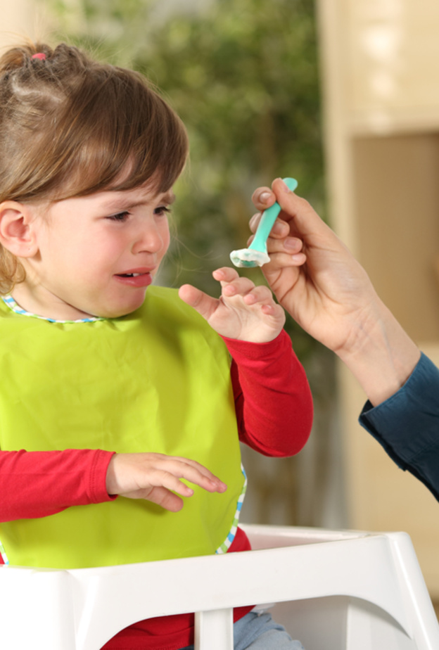 كيفية التعامل مع الطفل العنيد في الأكل