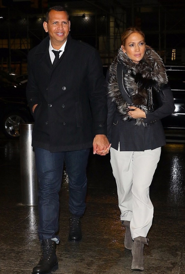 جينيفر لوبيز بالأسود