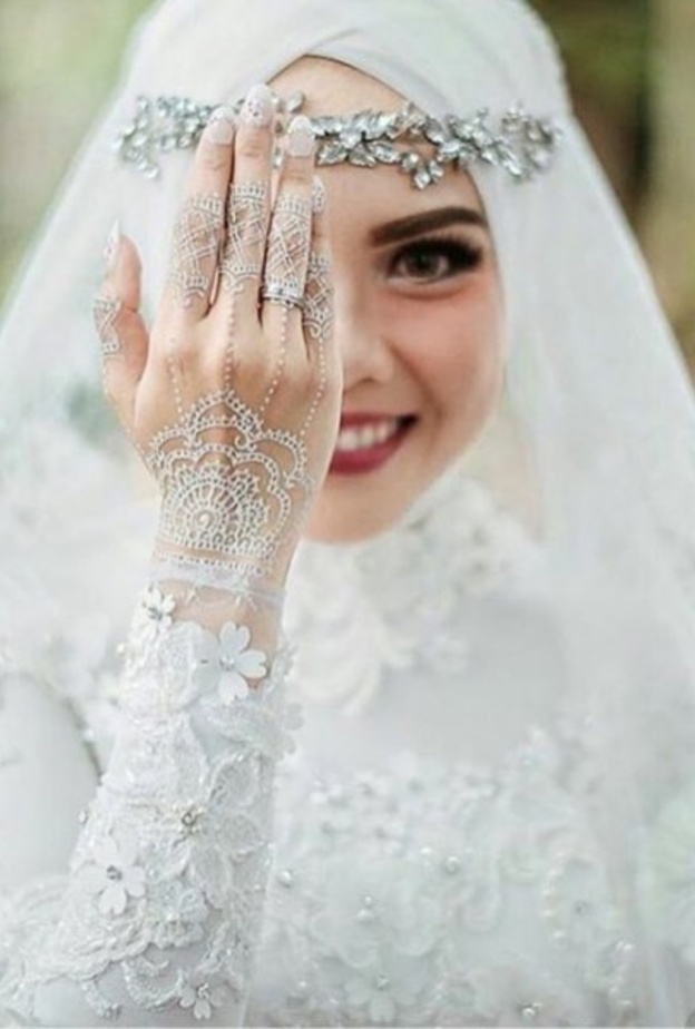 حناء رقيقة على شكل اكسسوارات