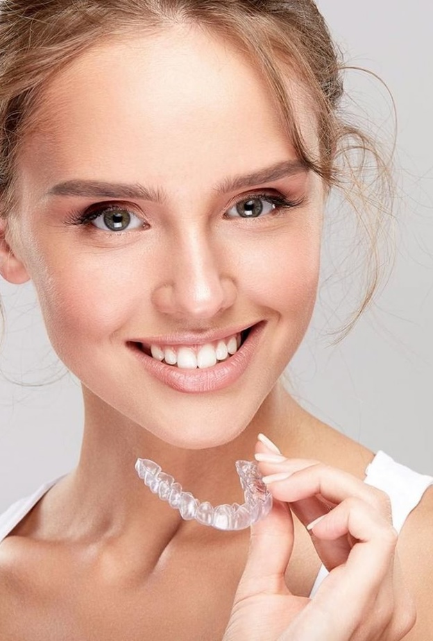  ما هي تقنية انفيزلاين لتقويم الأسنان