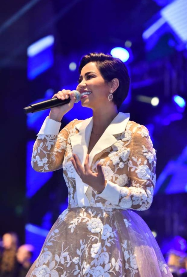 جزء الفستان السفلي أتى واسعاً من قماش التول لتتمايل به على المسرح على أنغام أجمل أغانيها