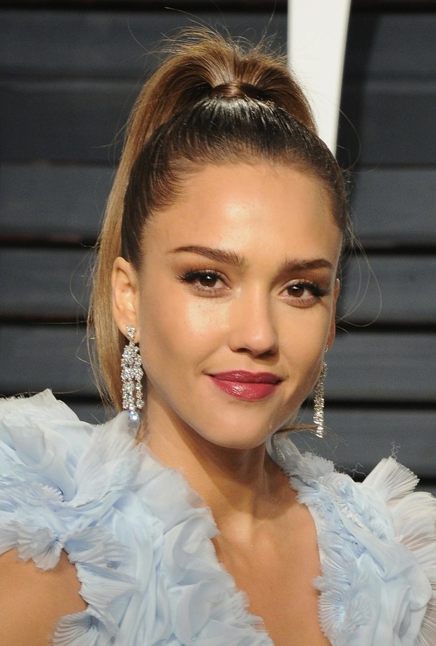 من إطلالات جيسيكا الجمالية الأكثر أناقة وجمال