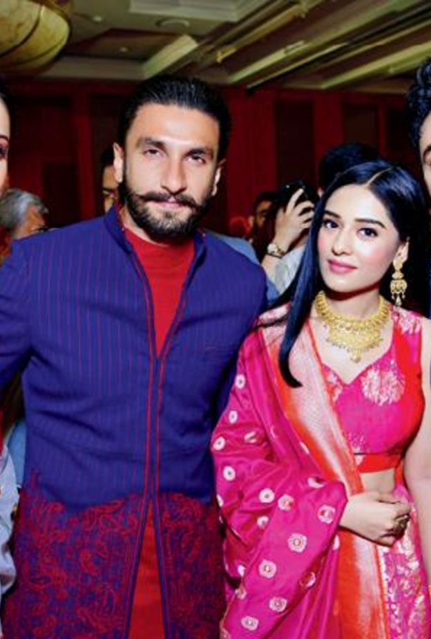 رانفير سينغ يمسك حذاء زوجته ديبيكا بادوكون