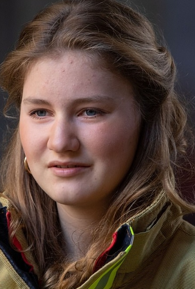 الملك فيليب يتدرب مع رجال الإطفاء