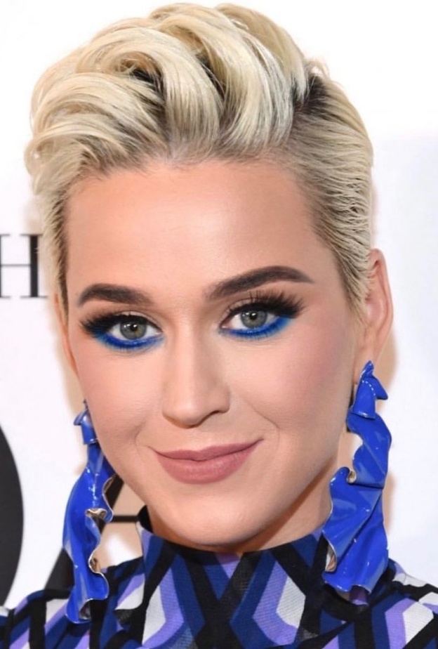 استوحي إطلالات المكياج الملون منها