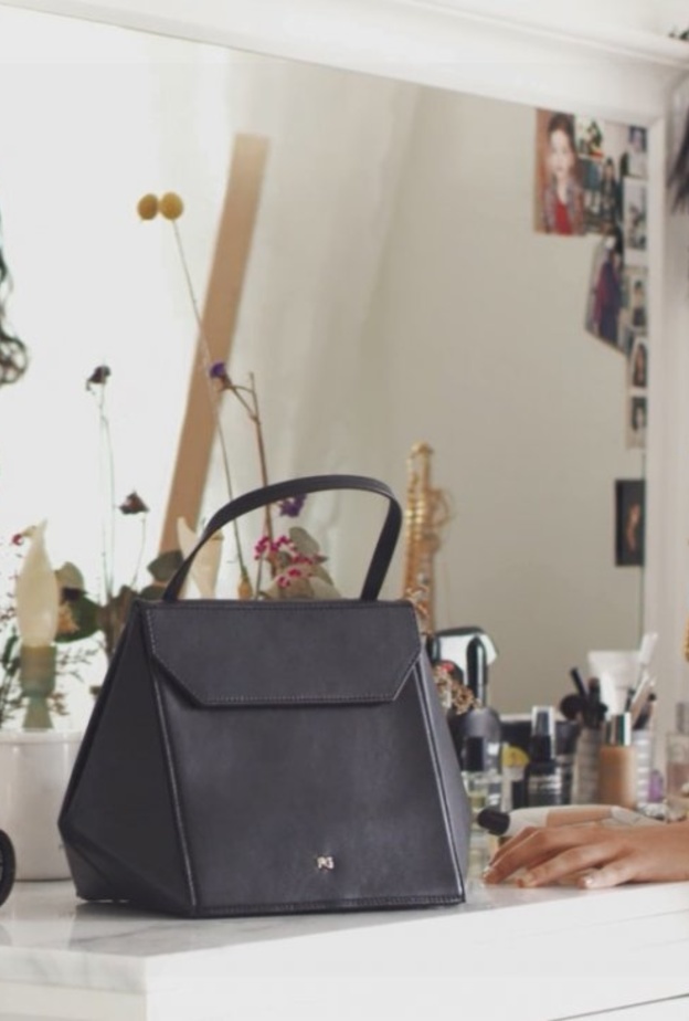 حقيبة ORI التي ظهرت في الفيديو مع الفنانة 