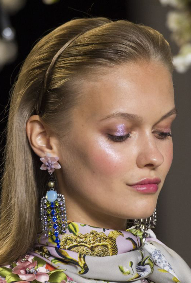  اختاري الجليتر الوردي لمكياج ربيع 2019