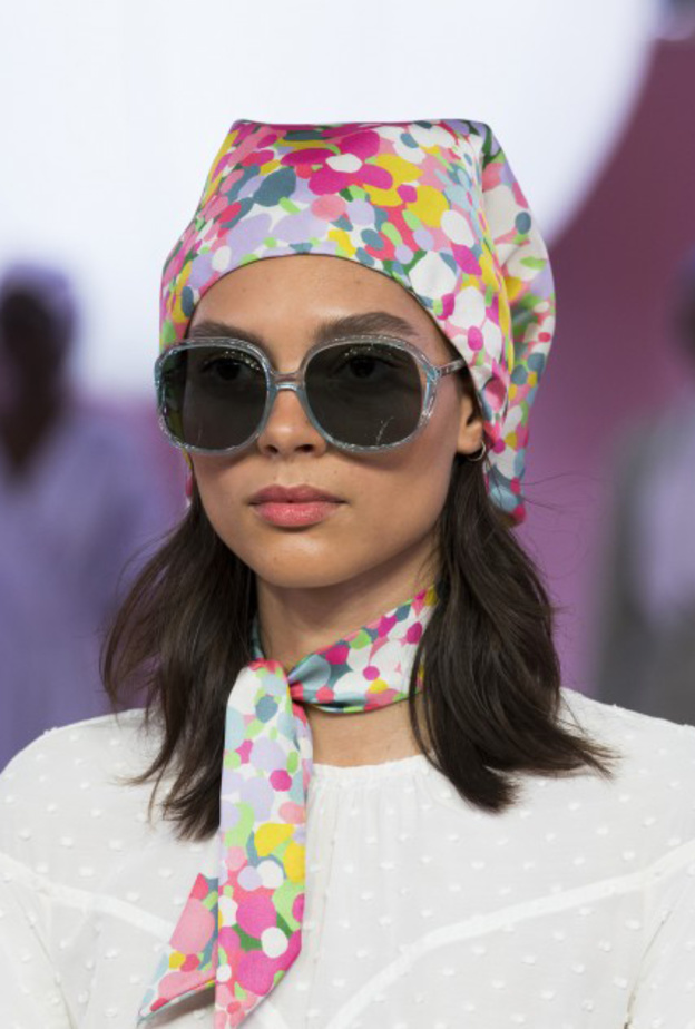 طريقة عقد الشال للخلف من Erdem