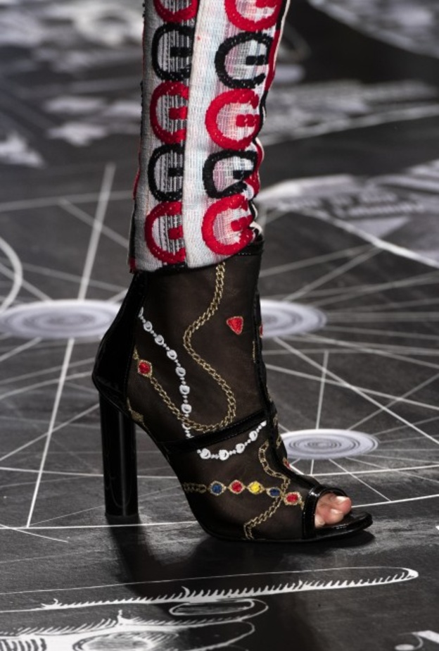 احذية مطرزة باللون الأصفر لصيف 2019 ‏من Erdem