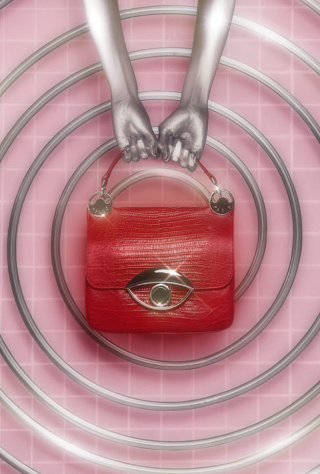 Kenzo تبتكر مجموعة حقائب باستخدام تصميم العين