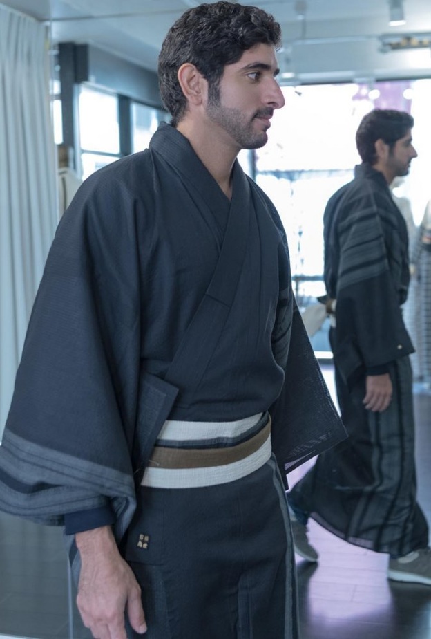 يستعد فزاع للاستمتاع بالتقاليد اليابانية من خلال ارتداء الثوب التقليدي