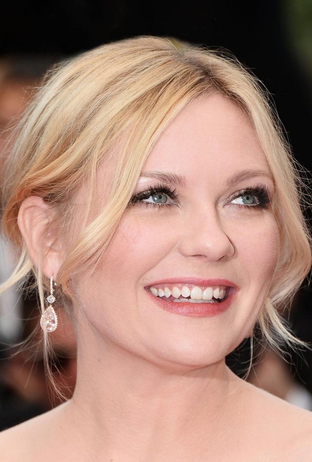 استوحي مكياجك الناعم والبسيط من  كيرستين 