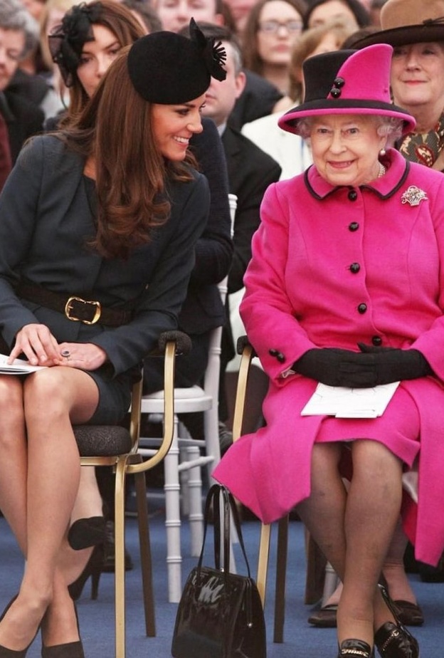 أزياء متناسقة بين الملكة وكيت