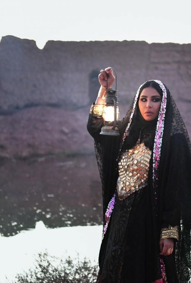 أسيل عمران في زيّ خليجي