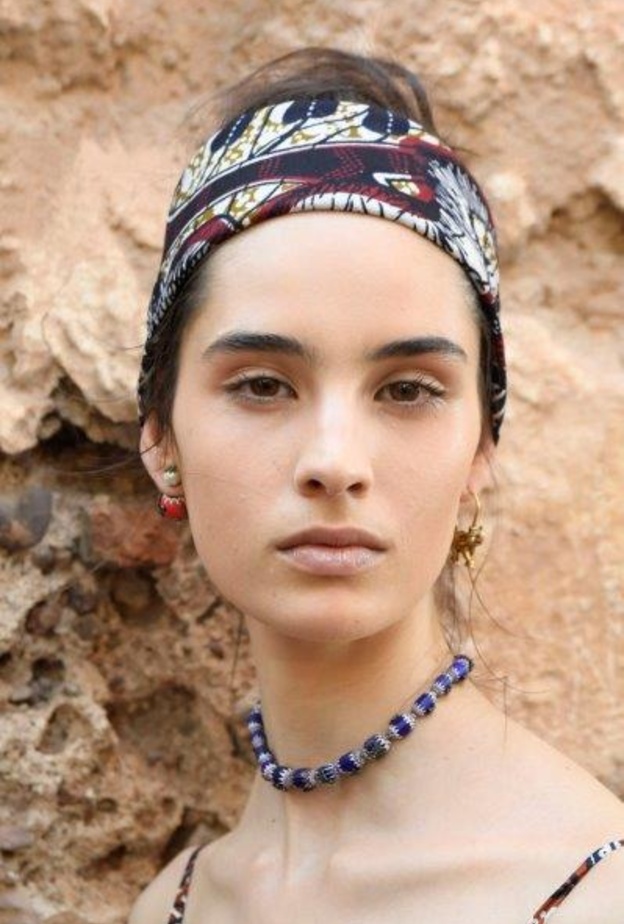 اطلالة ماكياج طبيعية للعارضات من ابتكار بيتر فيلبس لعرض Cruise 2020