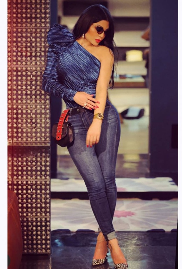 كارول سماحة باطلالة كاجوال مع بناطيل الجينز