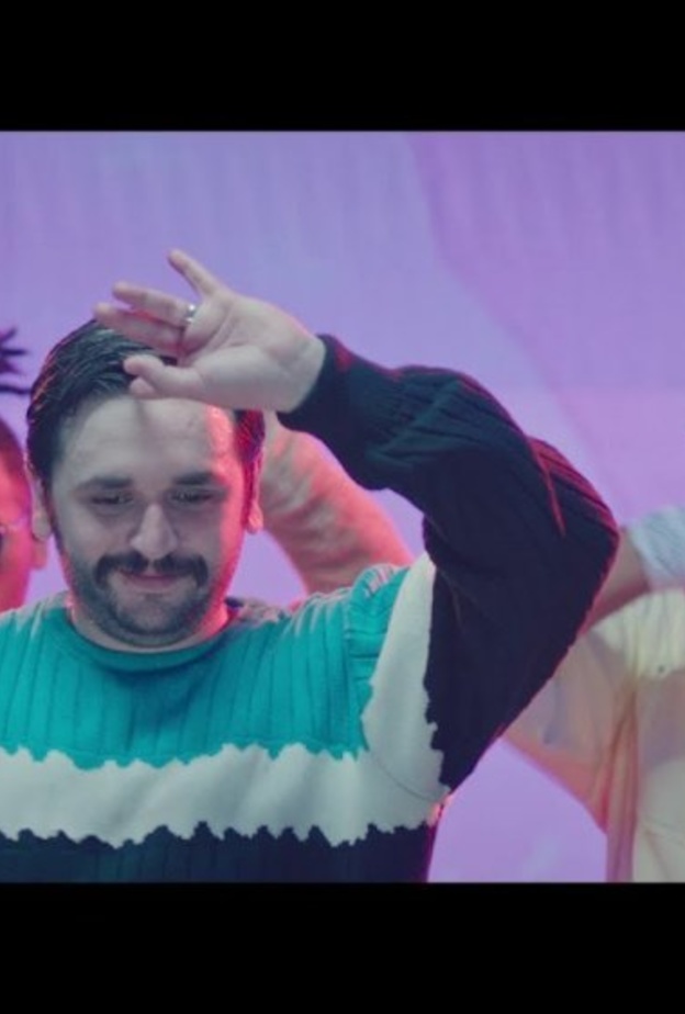 مصطفى خاطر فى الأغنية الدعائية  لمسلسل طلقة حظ