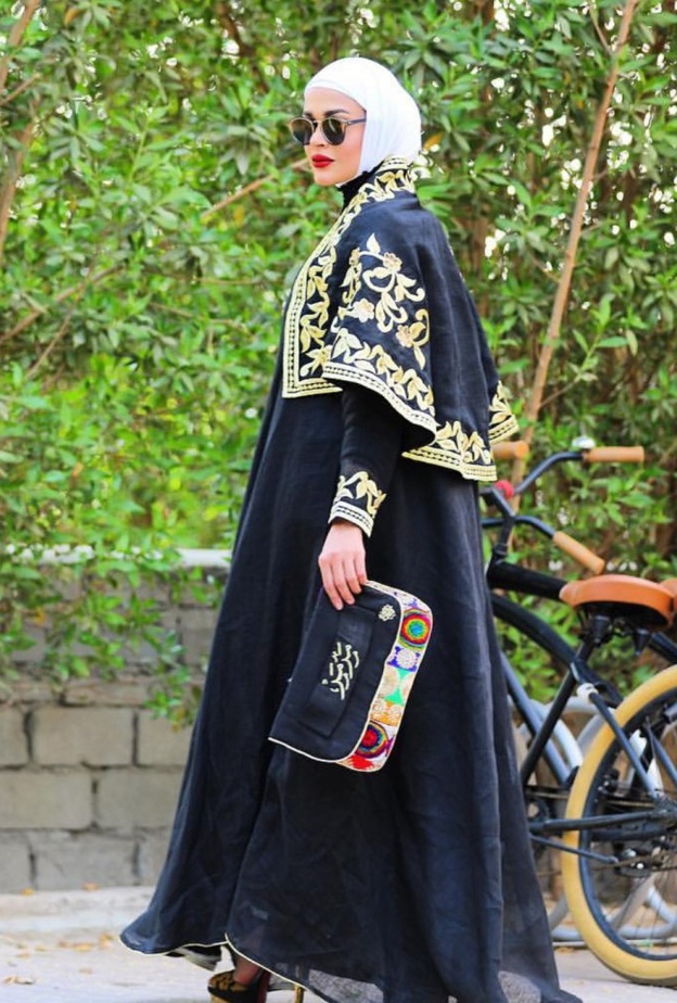 موديلات عبايات مناسبه للسهرات في رمضان 2019‏ باللون الابيض مع التطريز الذهبي