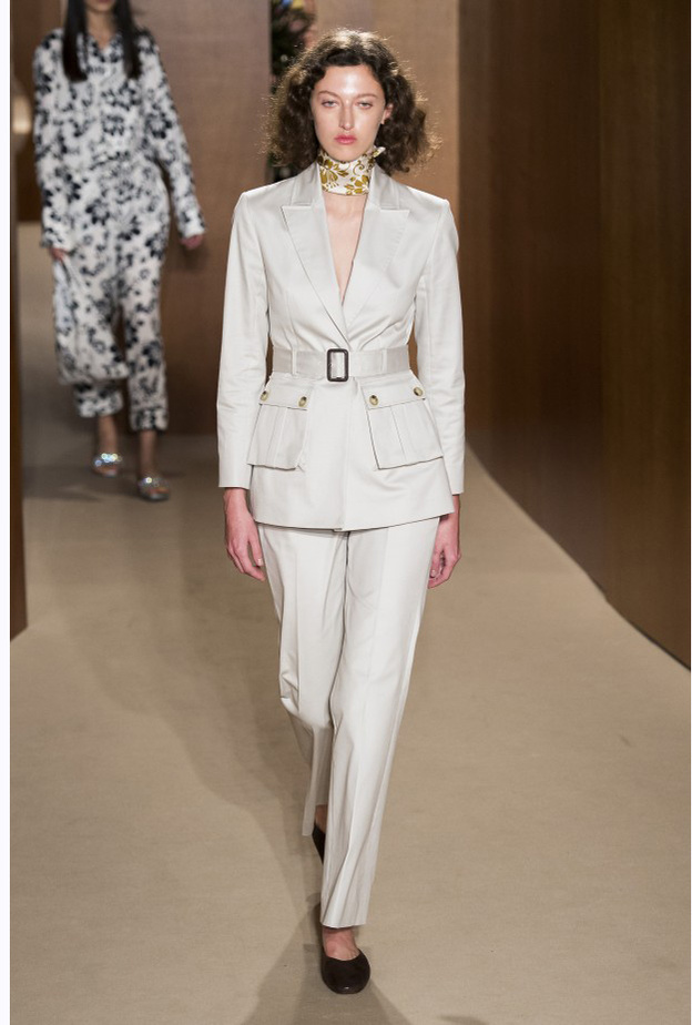 بدلة أنيقة من Alexachung