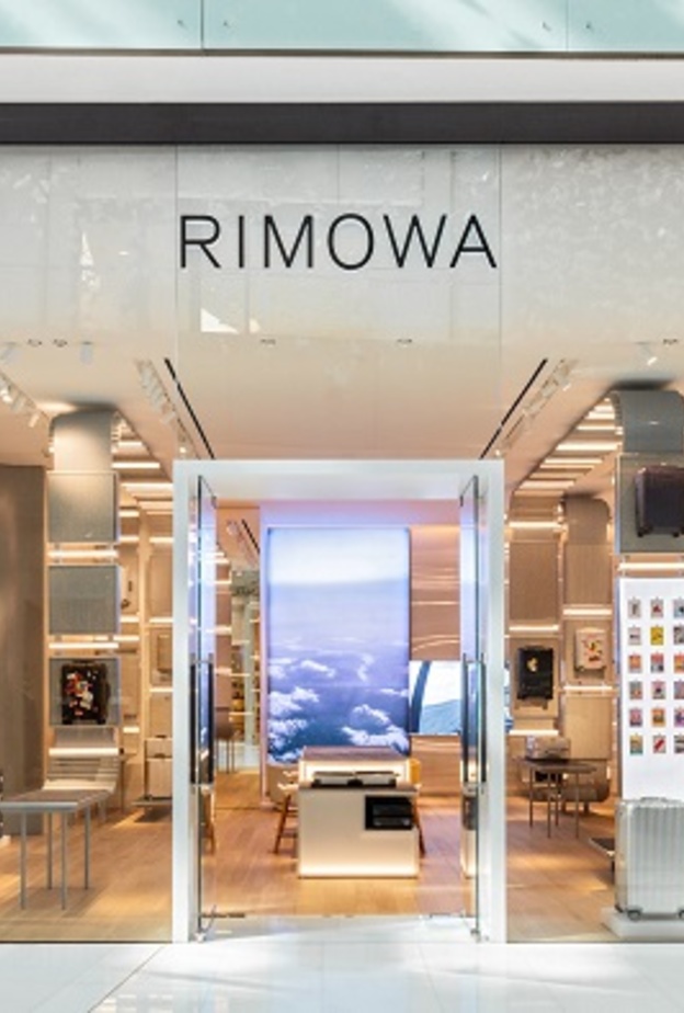 واجهة زجاجية ضخمة ممتدّة من الأرض إلى السقف 