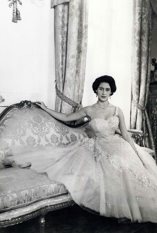  أي إطلالة هي الأجمل برأيك؟