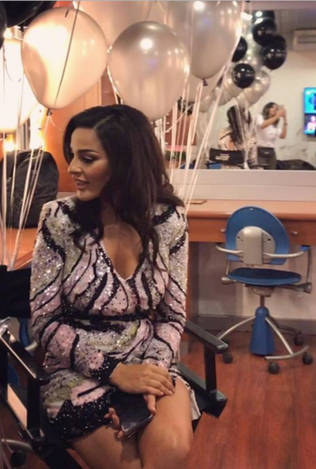 إختار خبير التجميل داني كامل ماكياجاً برونزياً أما الشعر فحرص فيكتور كيروز على إعتماد تسريحة الشعر المنسدل