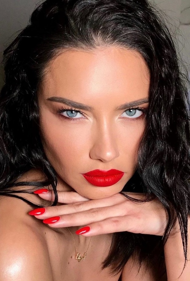 صور إطلالات مكياج جريئة مستوحاه من أدريانا ليما