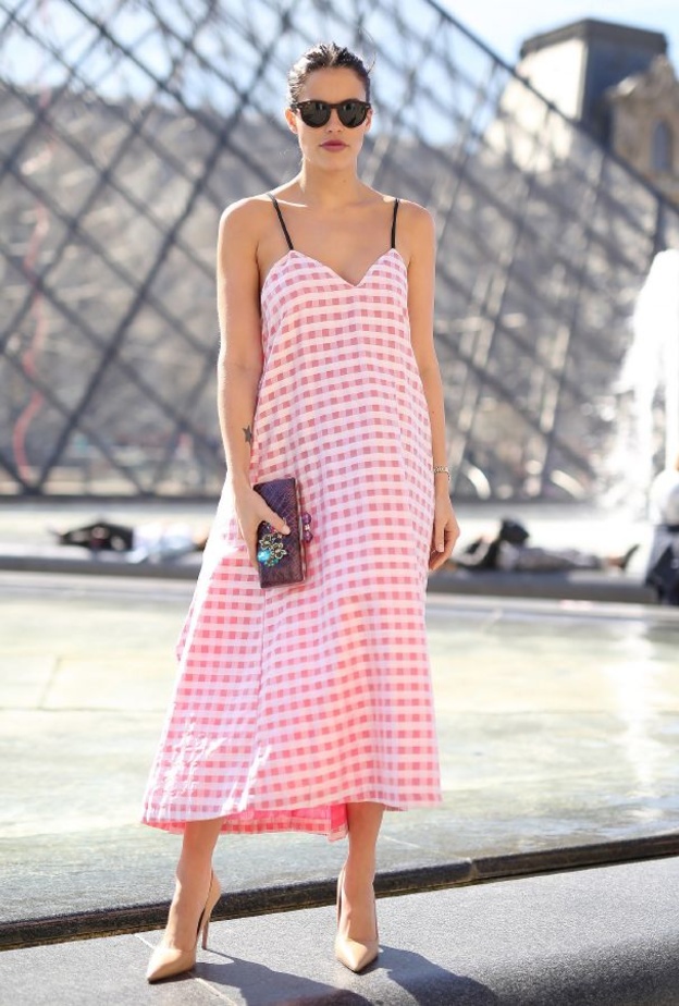 نسقي توب كارو مع جينز سكيني لاطلالة عصرية أنيقة