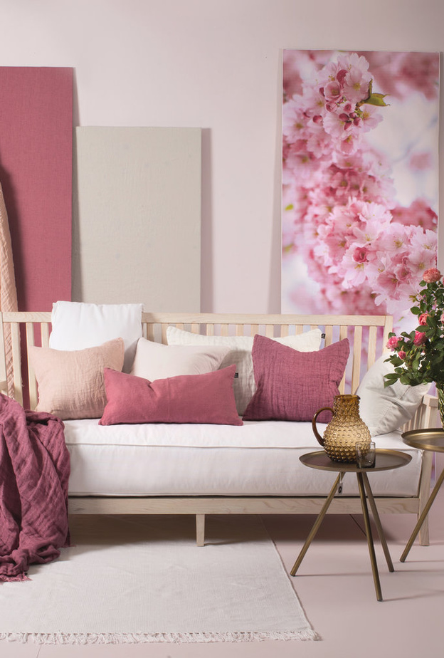 أقمشة صيفية لأثاث غرفة المعيشة وستائر مزهرة ومجموعة من أحواض النباتات