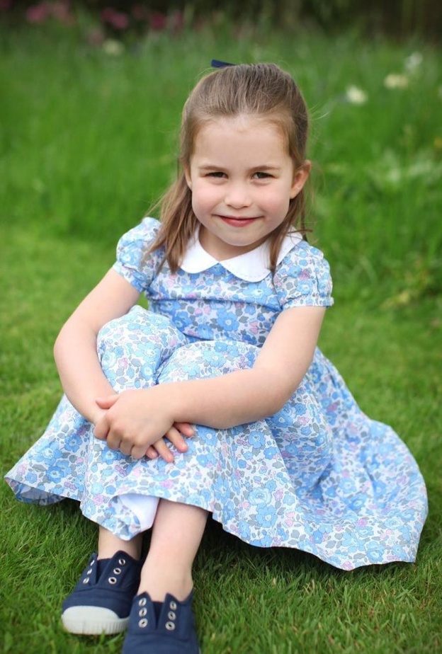 صورة رسمية للأميرة شارلوت بمناسبة عيد ميلادها الرابع تم التقاطها بواسطة والدتها كيت ميدلتون