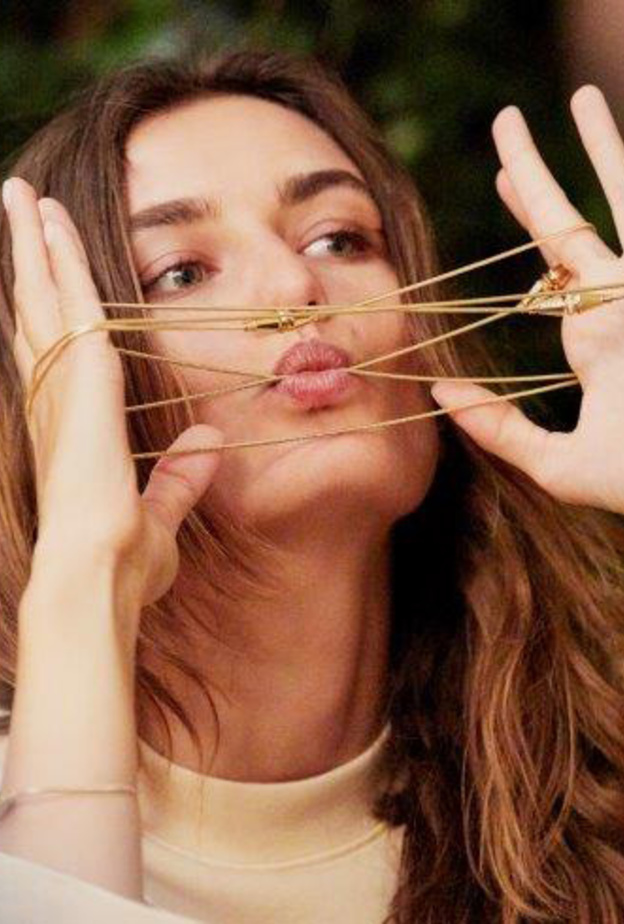  السوار ذو 3 لفّأت وقد تحوّل إلى عقد