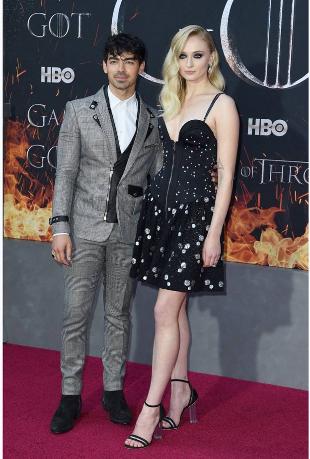 إطلالة كاجوال لصوفي ترنر Sophie Turner برفقة جو جوناس