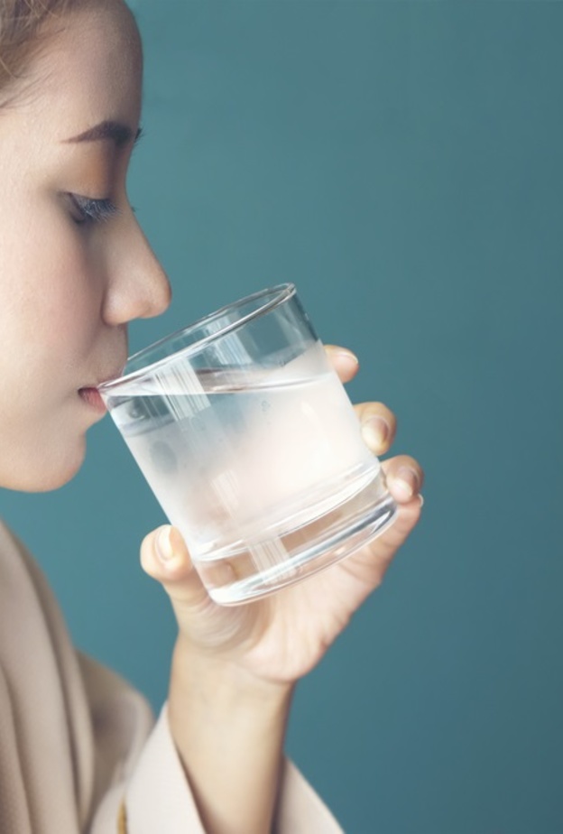 أضرار شرب الماء البارد على الافطار