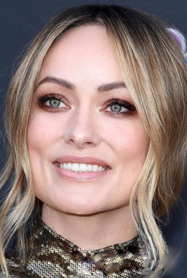 ايما ستون بمكياج عيون معدني براق