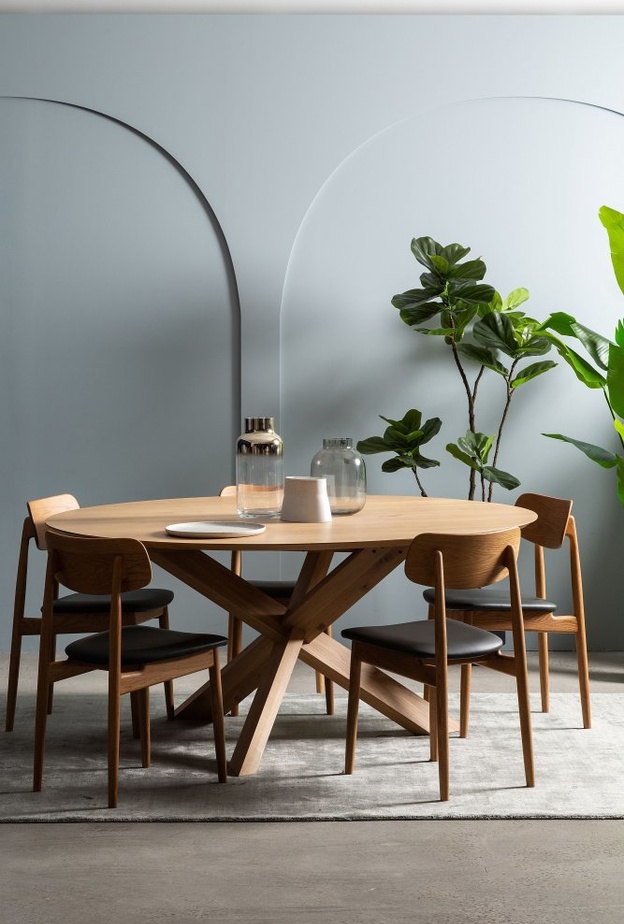 تصميم أنيق وعصري لطاولة طعام خشبية