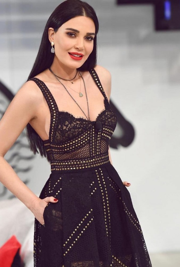 إطلالة ساحرة بفستان من توقيع إيلي صعب