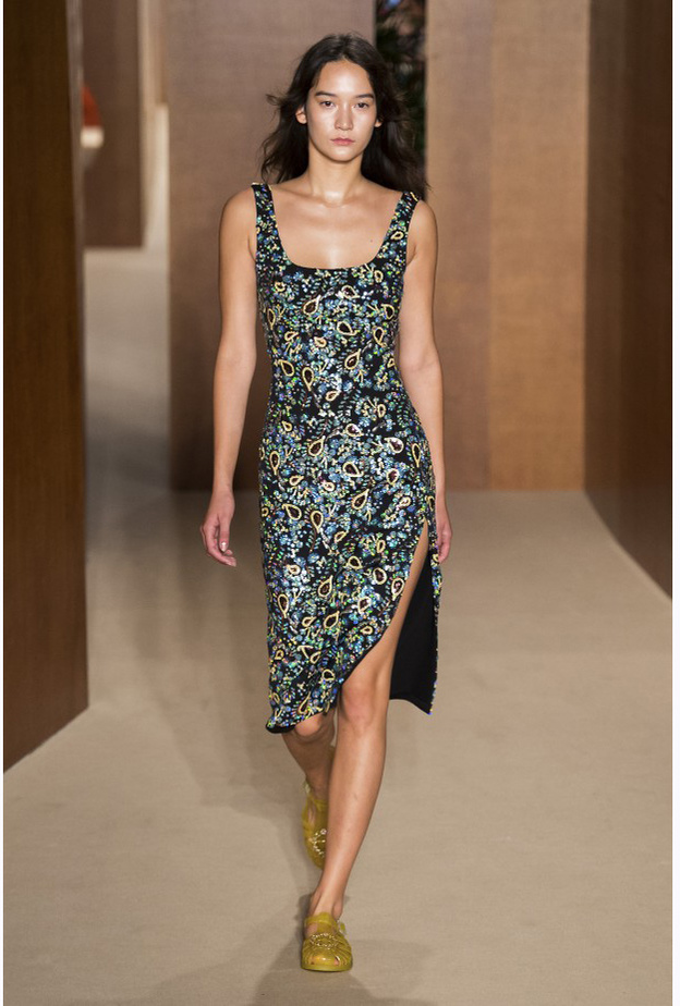 فستان أبيض طويل من Christian Dior