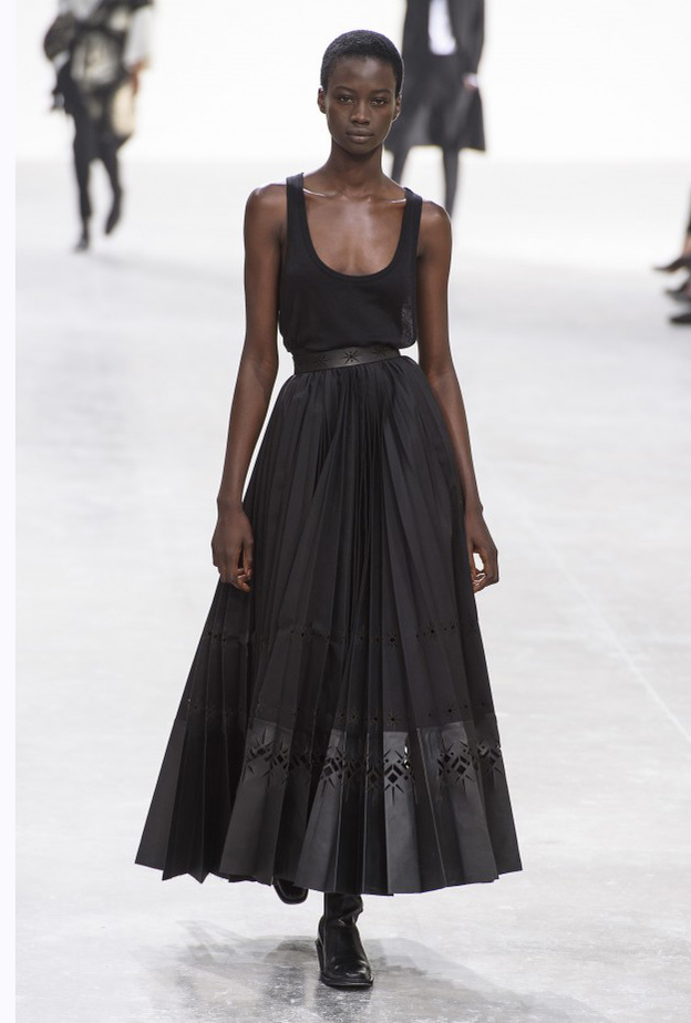  البليزر مع الحزام لإبراز جمال الخصر من Christian Dior