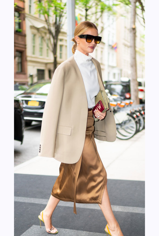 إطلالة ساحرة بالدانتيل الأسود مع DIANE KRUGER القميص الزرقاء