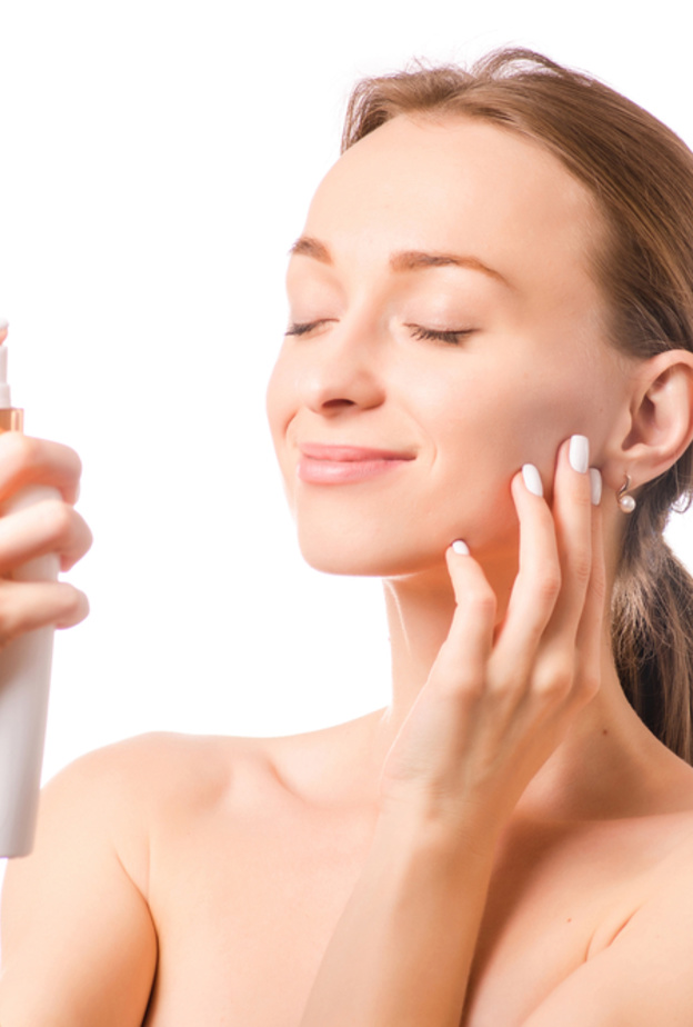 تعرفي على فوائد رذاذ تثبيت المكياج