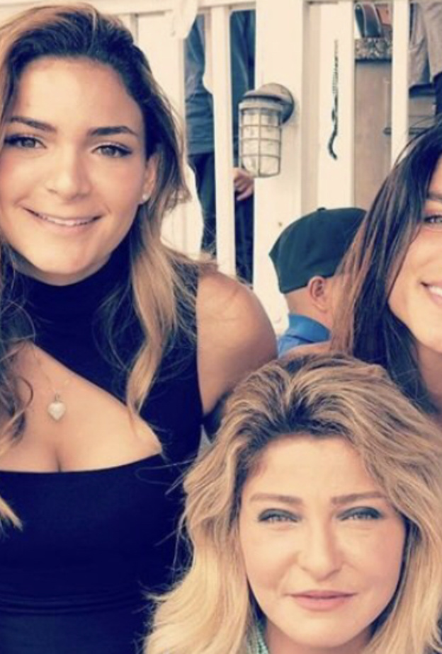 علا غانم وابنتيها