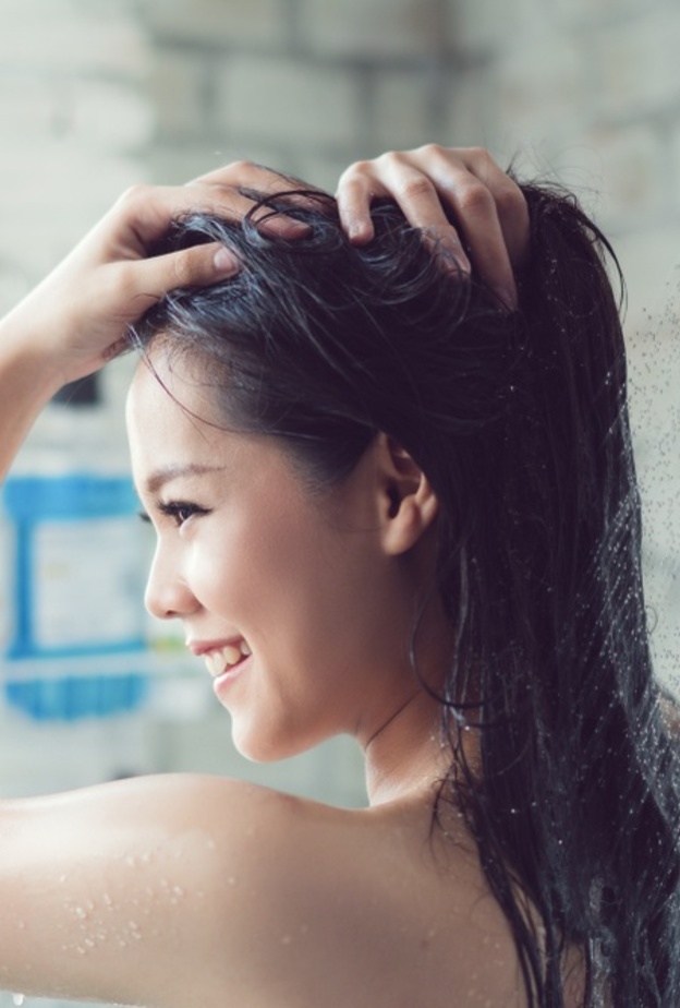 تعرفي على كيفية غسل الشعر بطريقة صحيحة